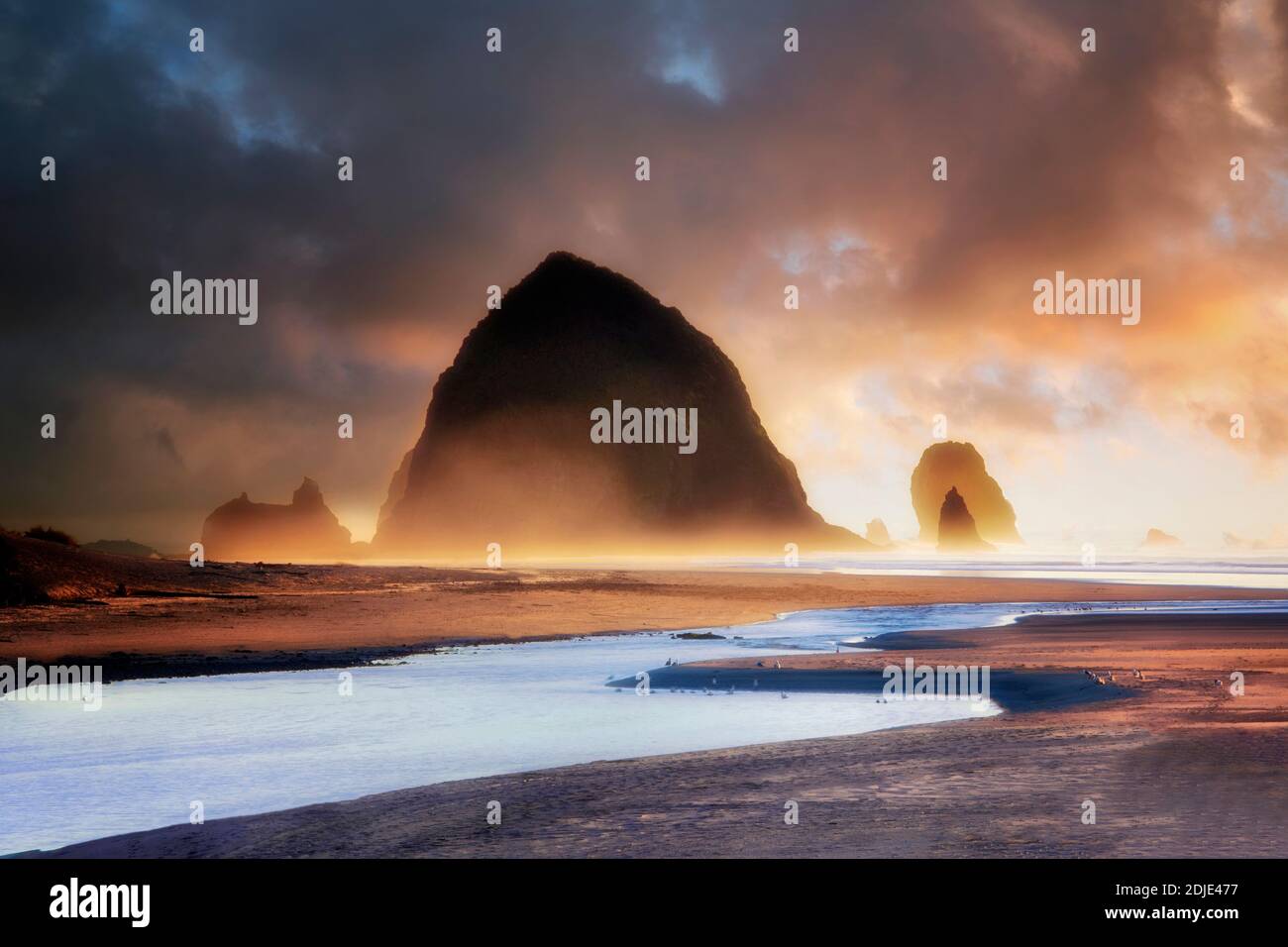 Ecola Creek et randonneurs à Cannon Beach. Oregon Banque D'Images