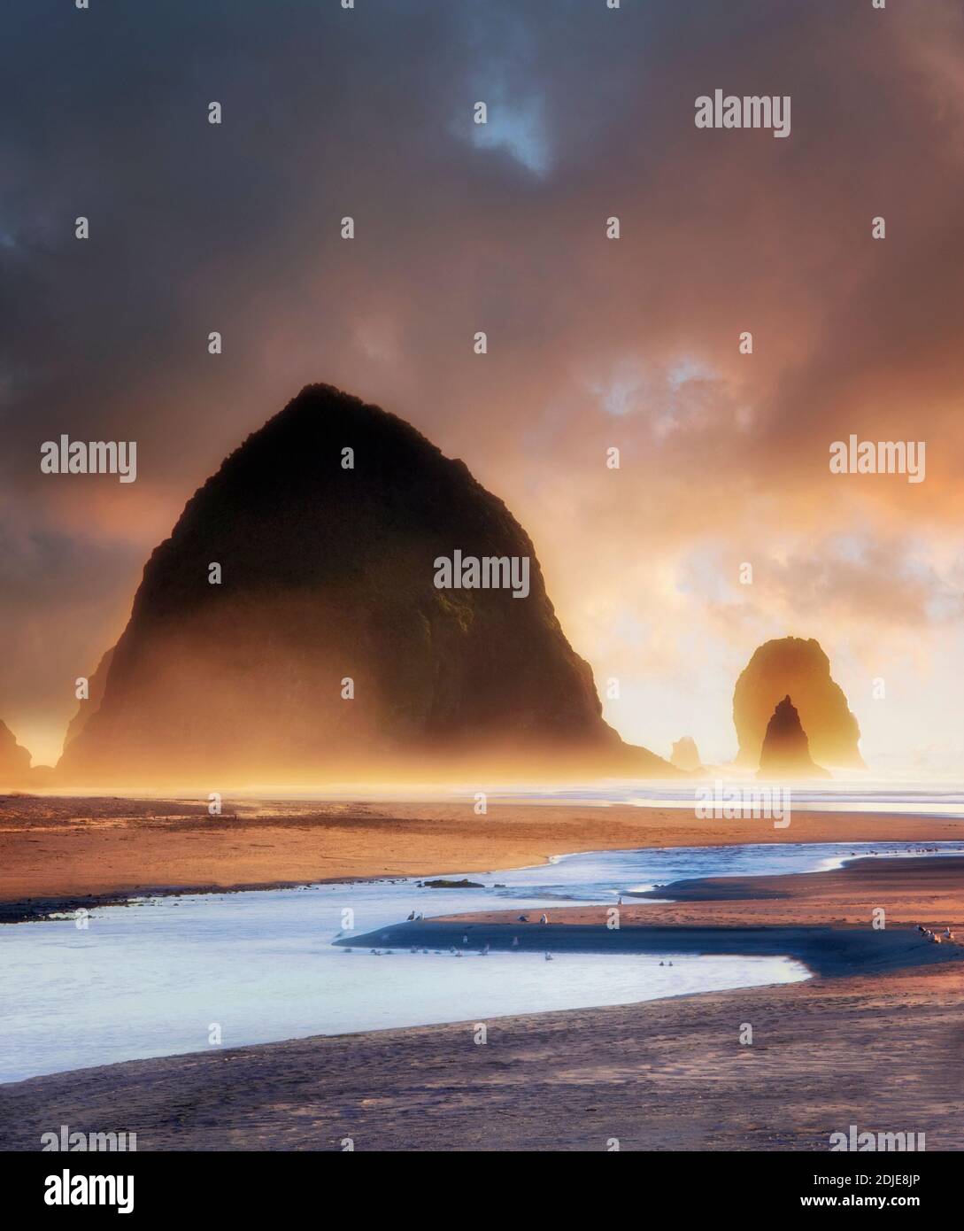 Ecola Creek et randonneurs à Cannon Beach. Oregon Banque D'Images