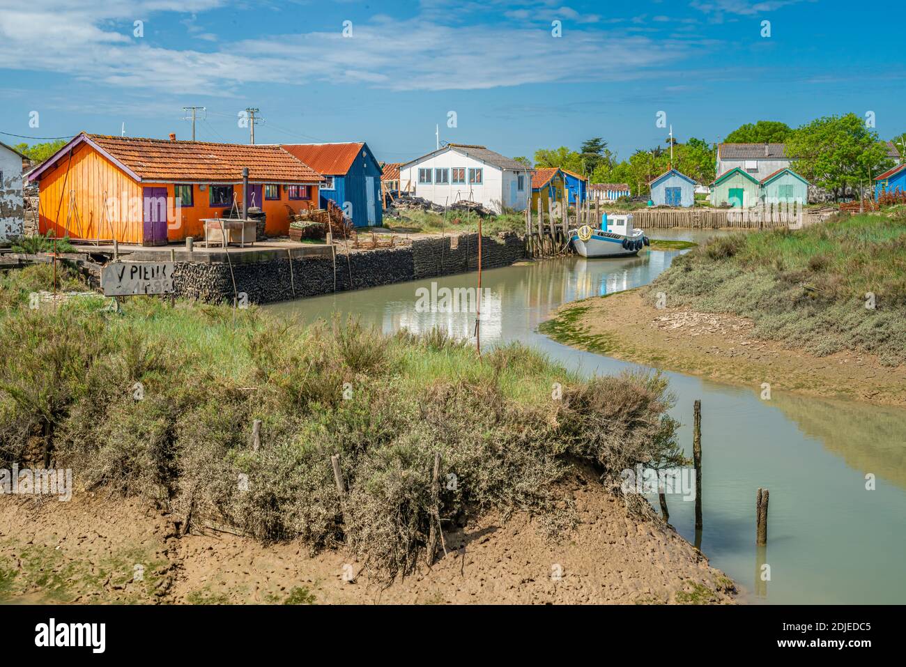 Huttes ostréicoles sur le quai du port à l'île d'Oléron, Charente Maritime, France Banque D'Images