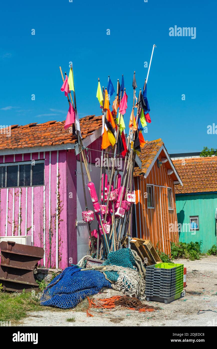 Huttes ostréicoles colorées et matériel de pêche au port de Château d'Oléron, île d'Oléron, Charente Maritime, France Banque D'Images