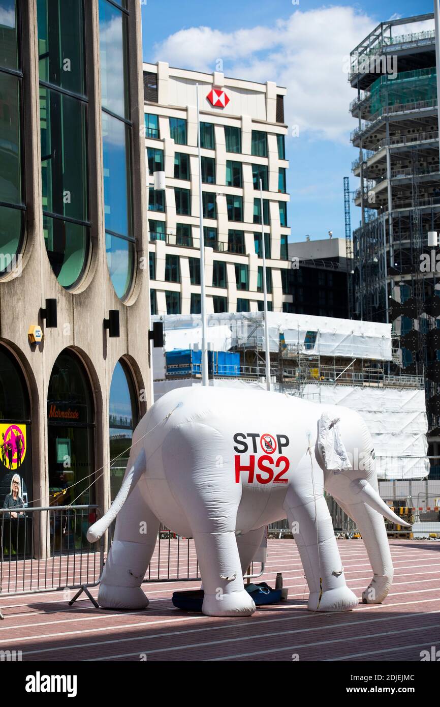 Éléphant blanc. Manifestation contre HS2 dans le centre-ville de Birmingham avec la signature HSBC en arrière-plan Banque D'Images