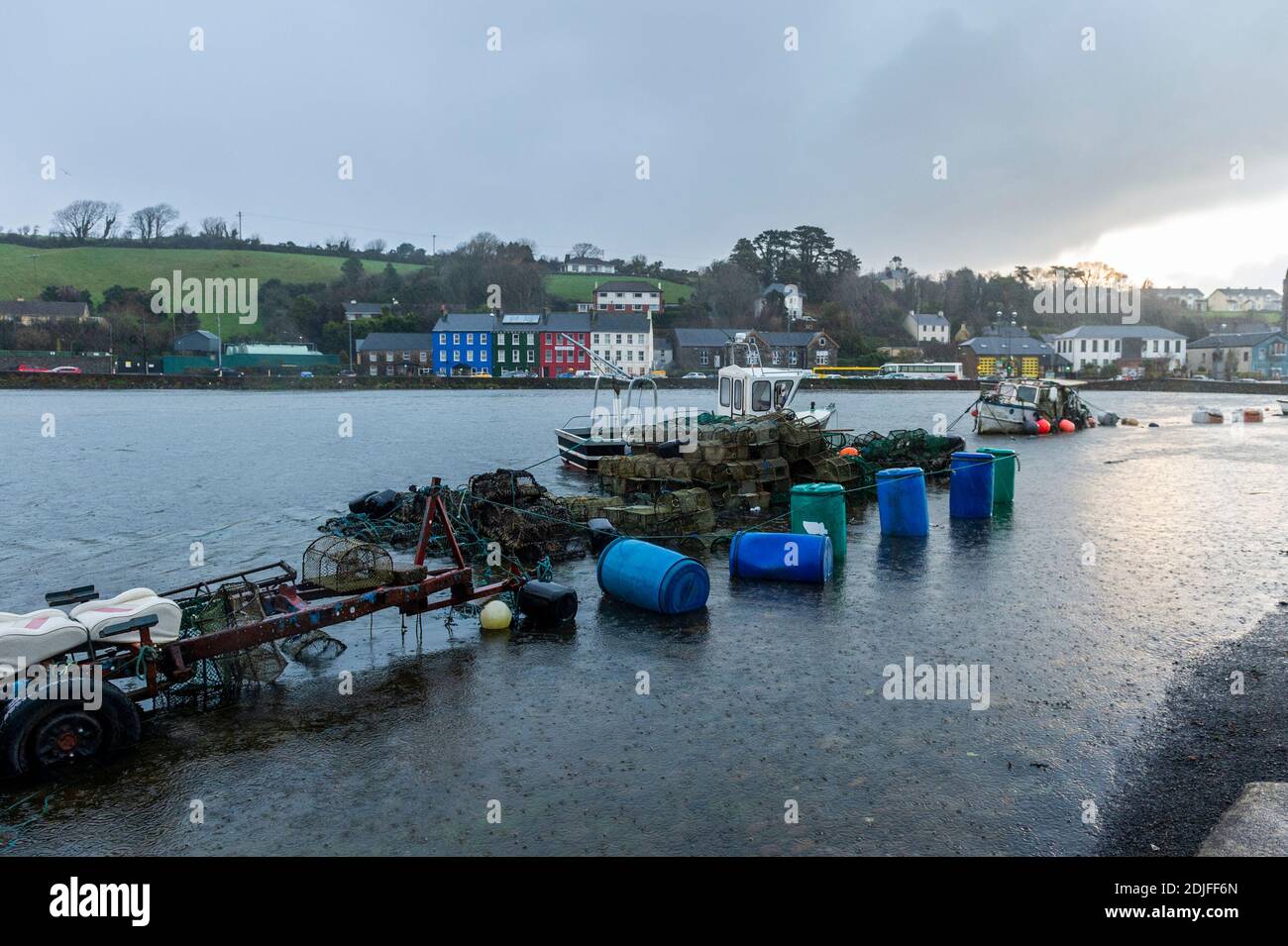 Bantry, West Cork, Irlande. 14 décembre 2020. Les quais de Bantry ont inondé ce soir en raison de la marée haute astronomique. Ruth O'Brien, ingénieur du Conseil du comté de Cork, a supervisé le placement de grands sacs de sable pour tenter d'empêcher l'eau de s'infiltrer sur la route. Crédit : AG News/Alay Live News Banque D'Images