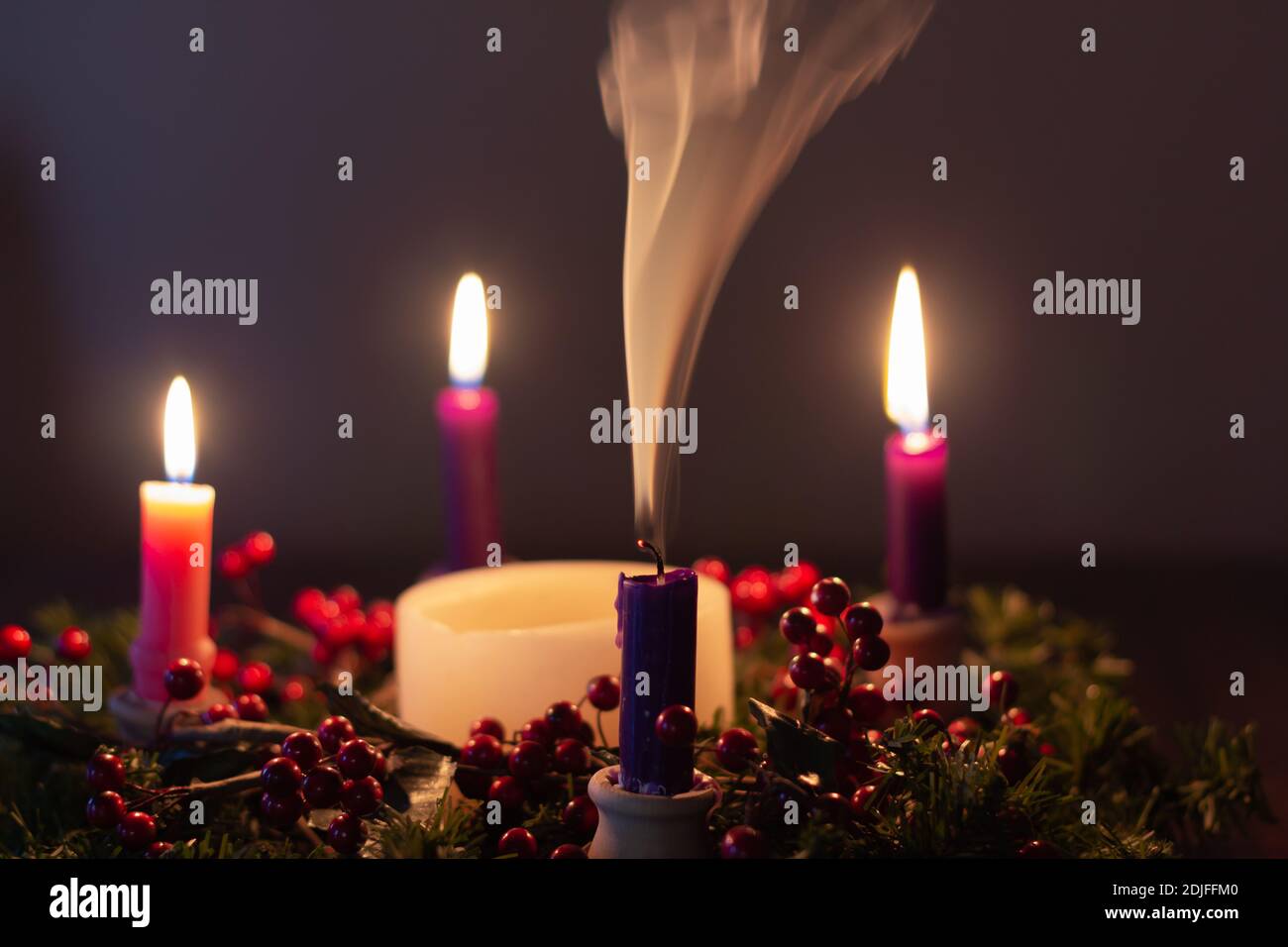 Couronne de l'Avent de Noël avec bougies allumées dans la pièce sombre Banque D'Images