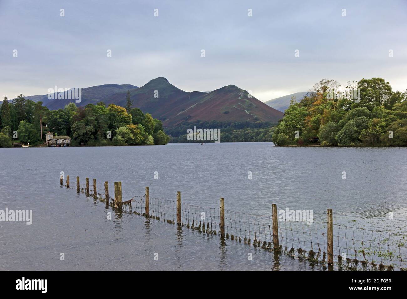 Vue sur l'eau Derwent de l'île Derwent, les cloches de chat et les cloches de Derwent, sous un ciel menaçant Banque D'Images