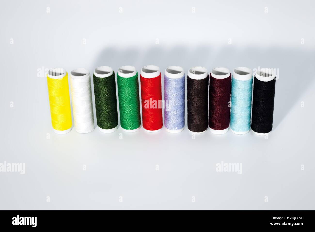 Jeu de fils de couleur. Gros plan sur fond blanc. Banque D'Images