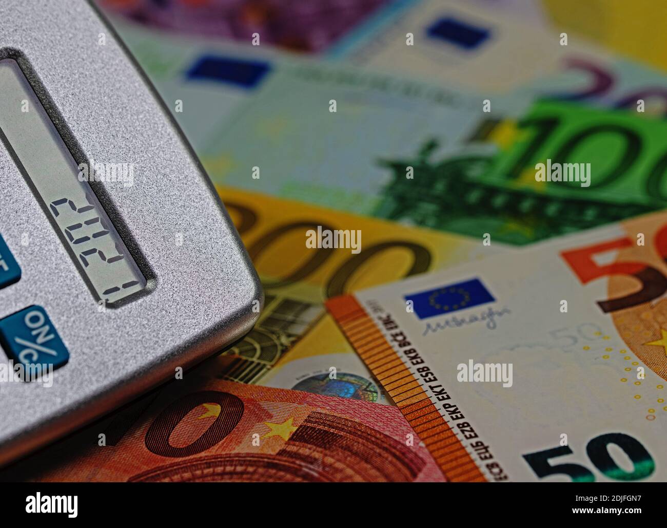 Billets européens et calculatrice, gros plan Banque D'Images