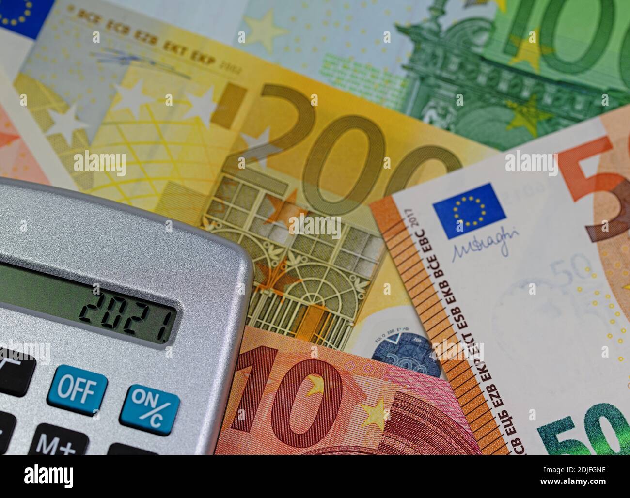 Billets européens et calculatrice, gros plan Banque D'Images
