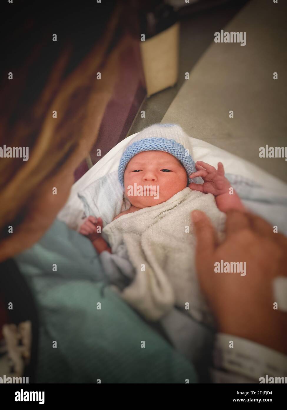 Nouveau Ne Bebe Garcon Dans Ses Bras De Meres A L Hopital Photo Stock Alamy