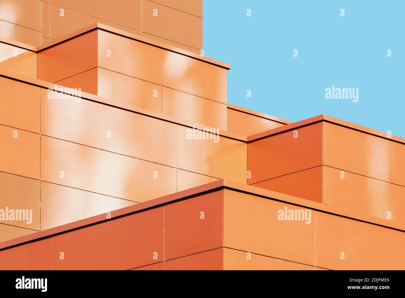 La façade de l'immeuble moderne, détail architectural abstrait forme métal contre le ciel bleu Banque D'Images