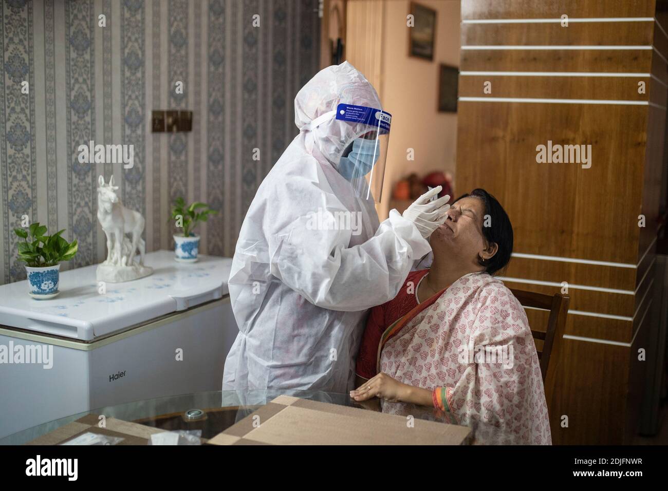 Un personnel médical recueillant un échantillon pour le test du coronavirus Covid-19 à domicile. Dhaka, Bangladesh Banque D'Images