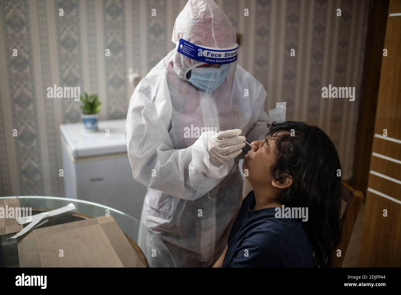 Un personnel médical recueillant un échantillon pour le test du coronavirus Covid-19 à domicile. Dhaka, Bangladesh Banque D'Images