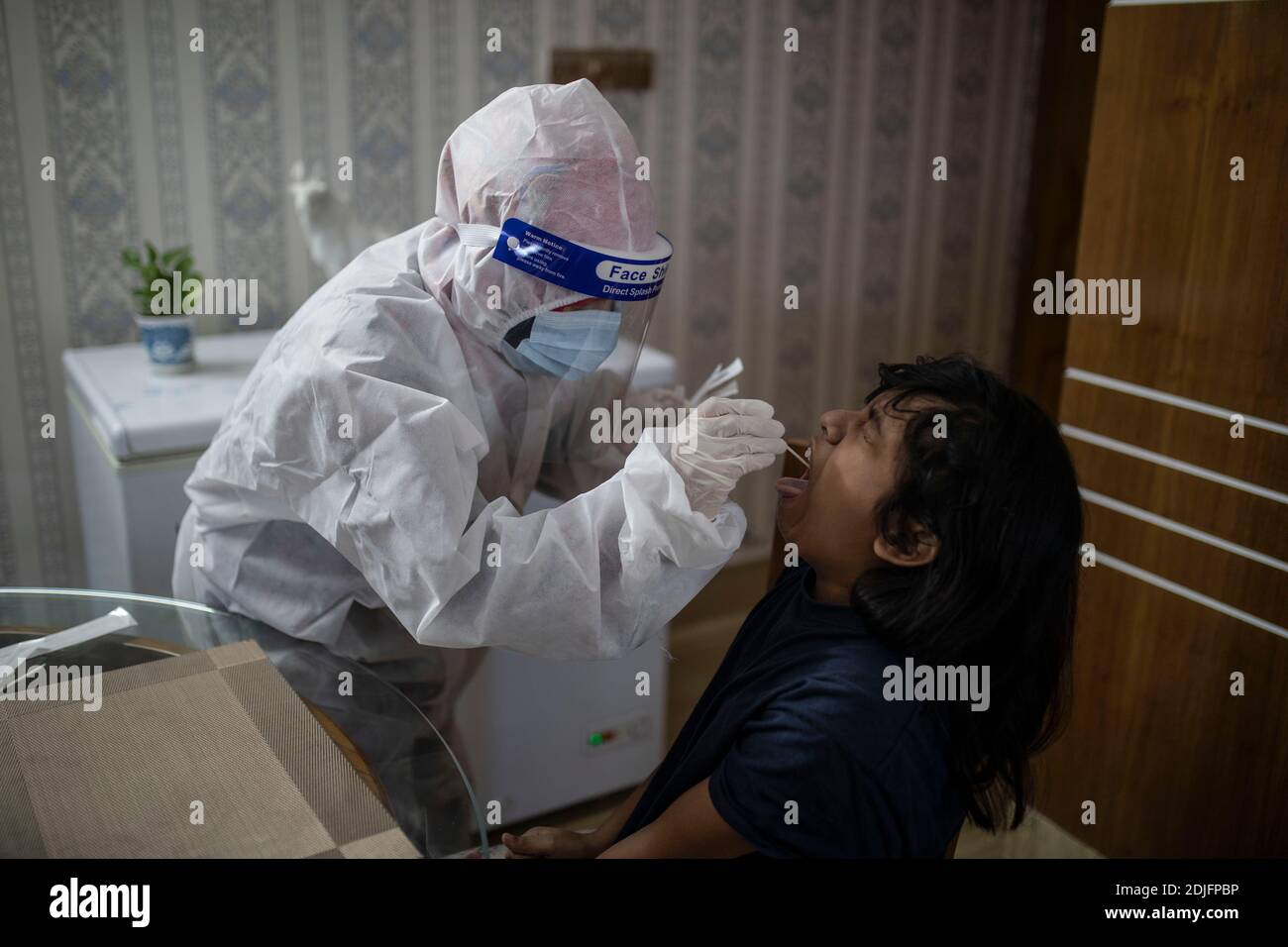 Un personnel médical recueillant un échantillon pour le test du coronavirus Covid-19 à domicile. Dhaka, Bangladesh Banque D'Images