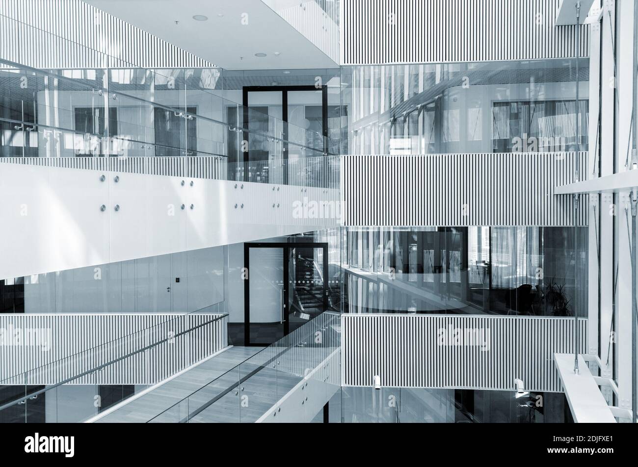 Image bleue colorée de l'intérieur abstrait de l'entreprise moderne centre Banque D'Images