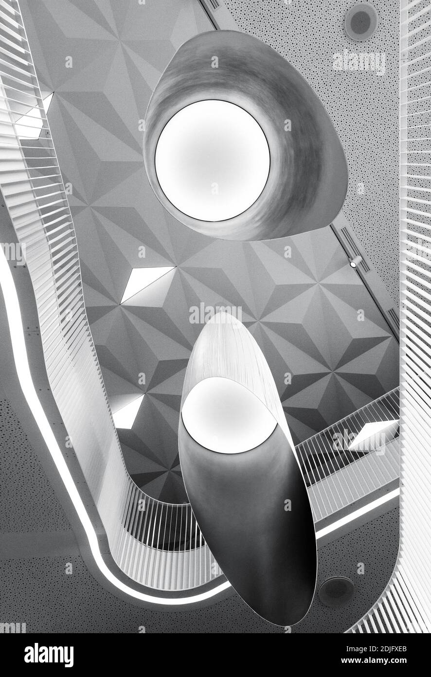 Lignes et formes géométriques abstraites de l'intérieur du bâtiment moderne, low angle intérieur futuriste noir et blanc photo Banque D'Images