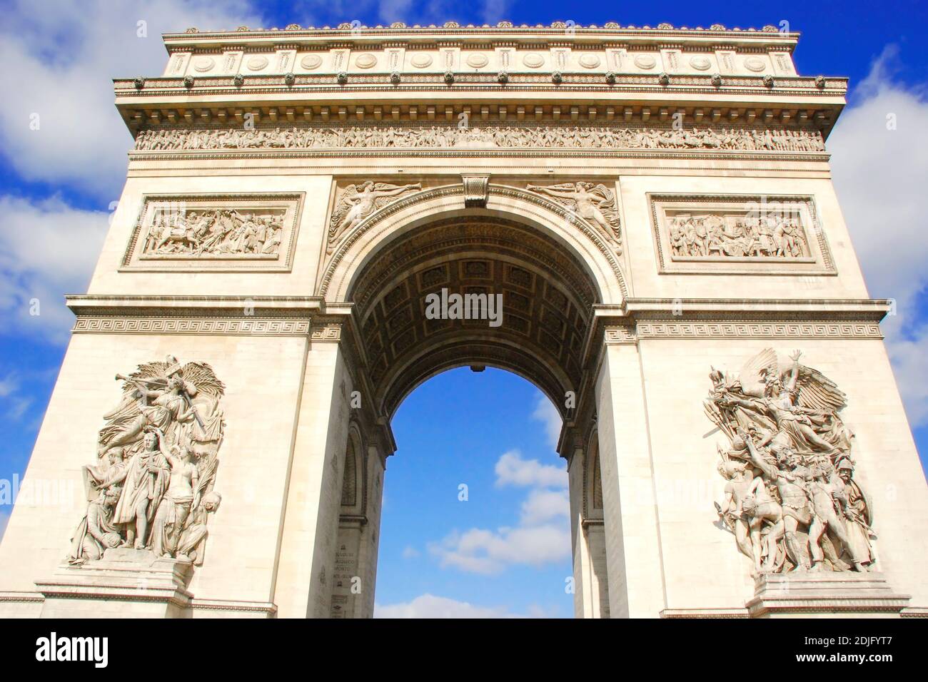Arche triomphale à Paris, un jour ensoleillé Banque D'Images