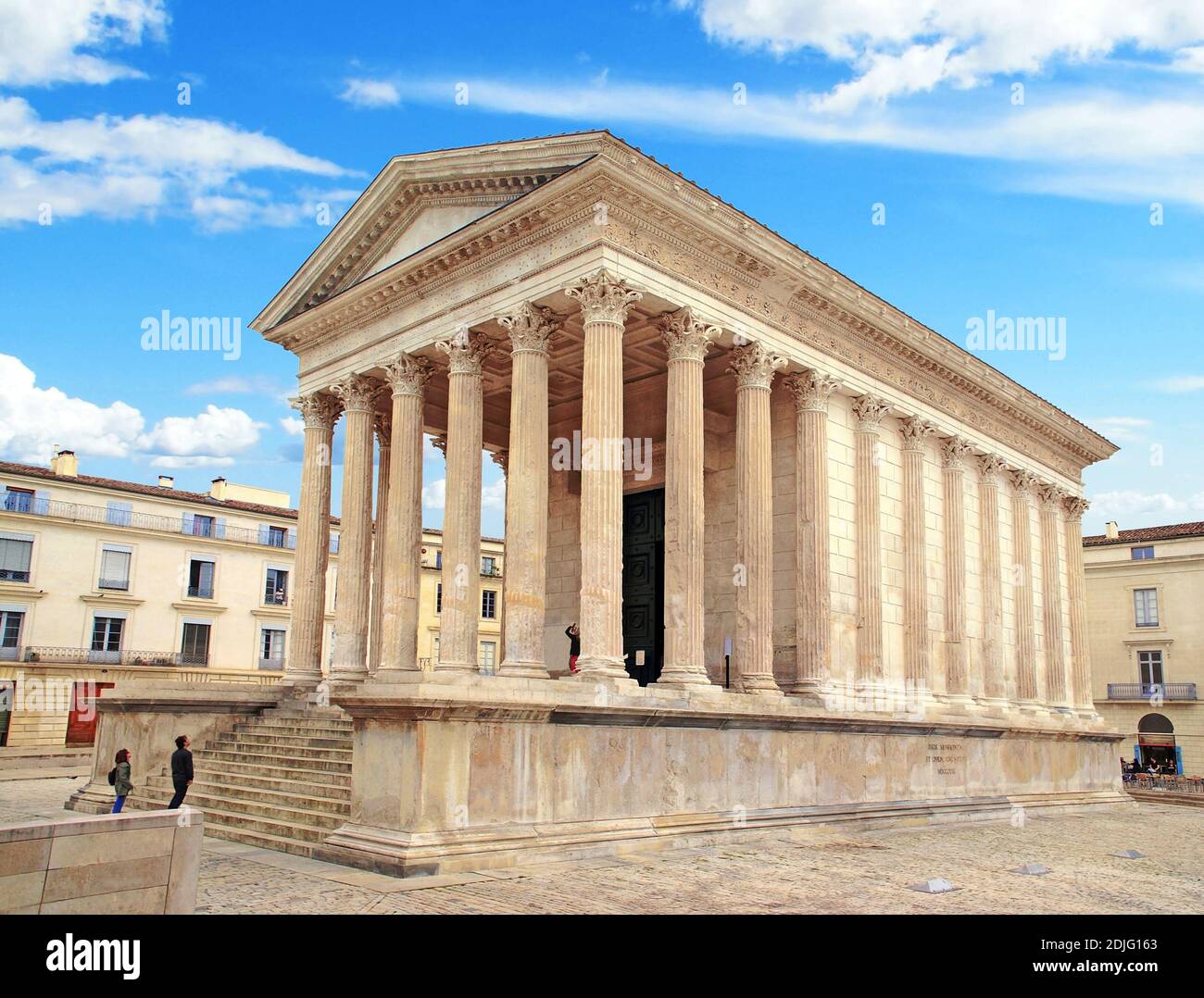 La célèbre maison carrée, vestige romain à Nîmes en Occitania, France. Banque D'Images