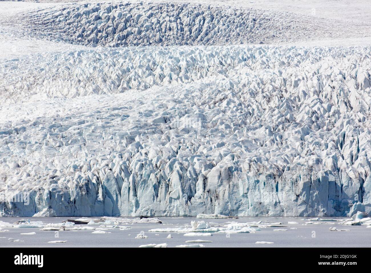 Glacier islandais Fjallsjökull, partie de Vatnajökull se calant dans le glacier lac Fjallsárlón en été, Islande Banque D'Images