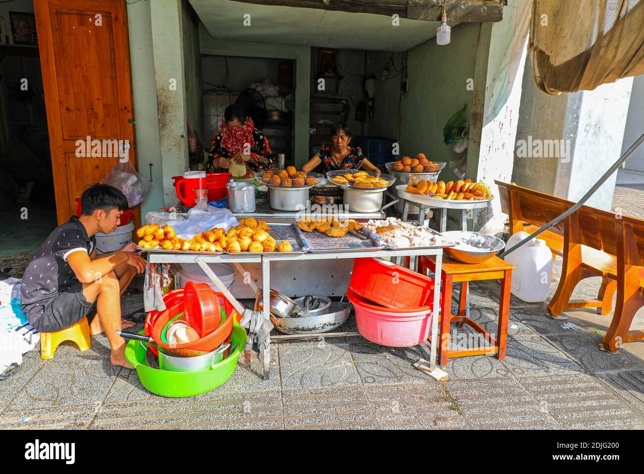 Boulangers vendant du pain et des gâteaux dans la rue, Duong Dong, Phu Quoc, Vietnam, Asie Banque D'Images