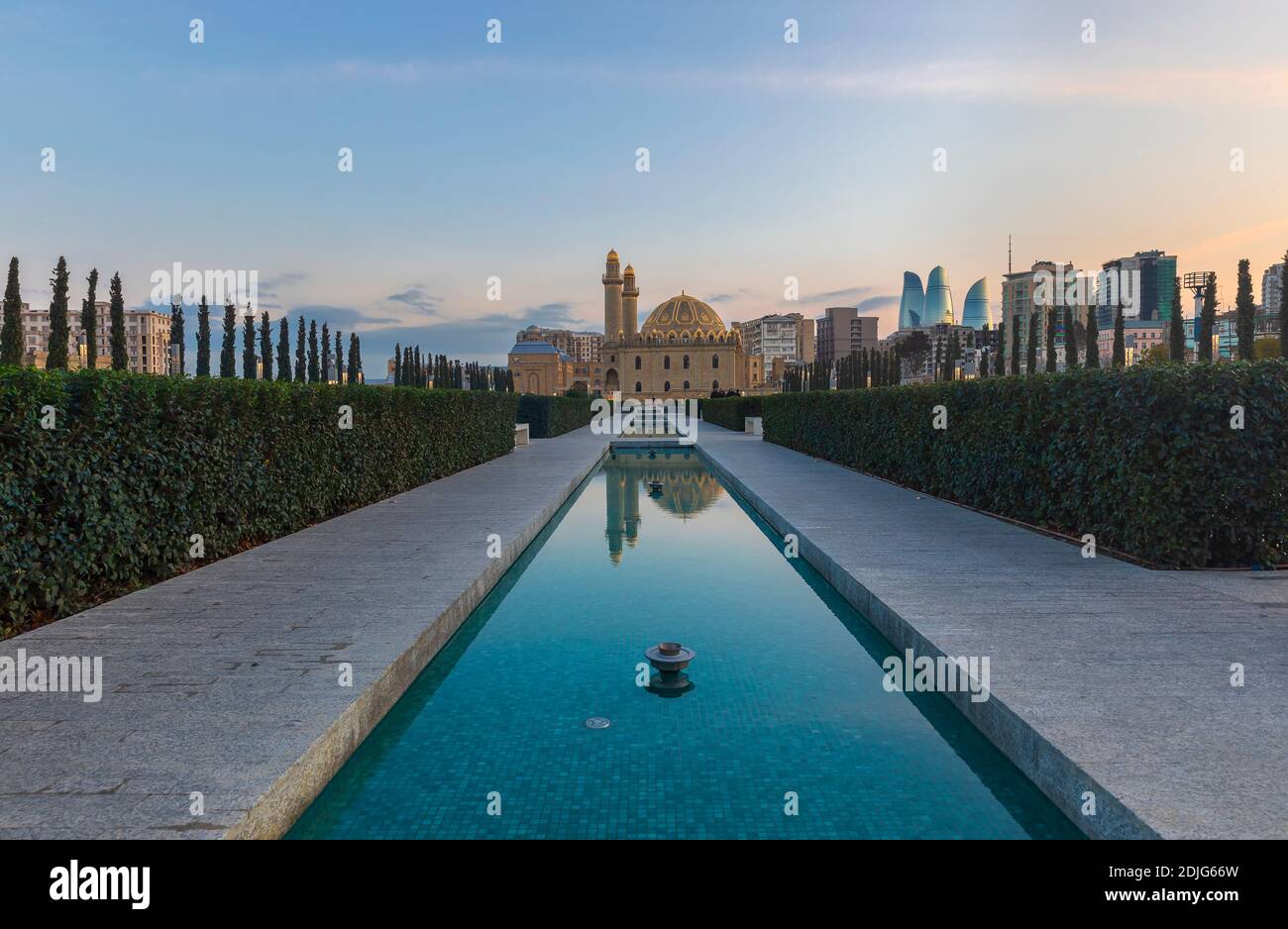 Coucher de soleil dans l'un des parcs de Bakou Banque D'Images