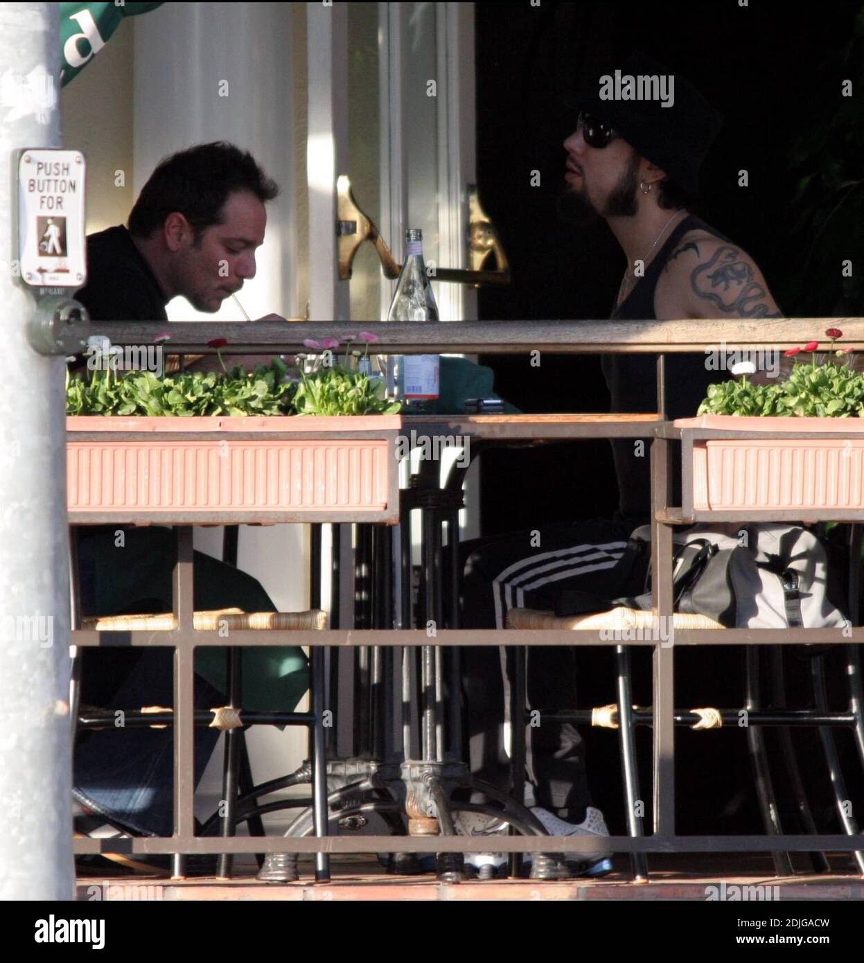 Exclusif !! Dave Navarro, hubby de Carmen Electra, a un déjeuner à West Hollywood, CA. Avec un ami et apporte son sac Channel designer et des lunettes de soleil qui donneraient à Nicole Richie une course pour son argent. 1/5/06 [[rac]] Banque D'Images