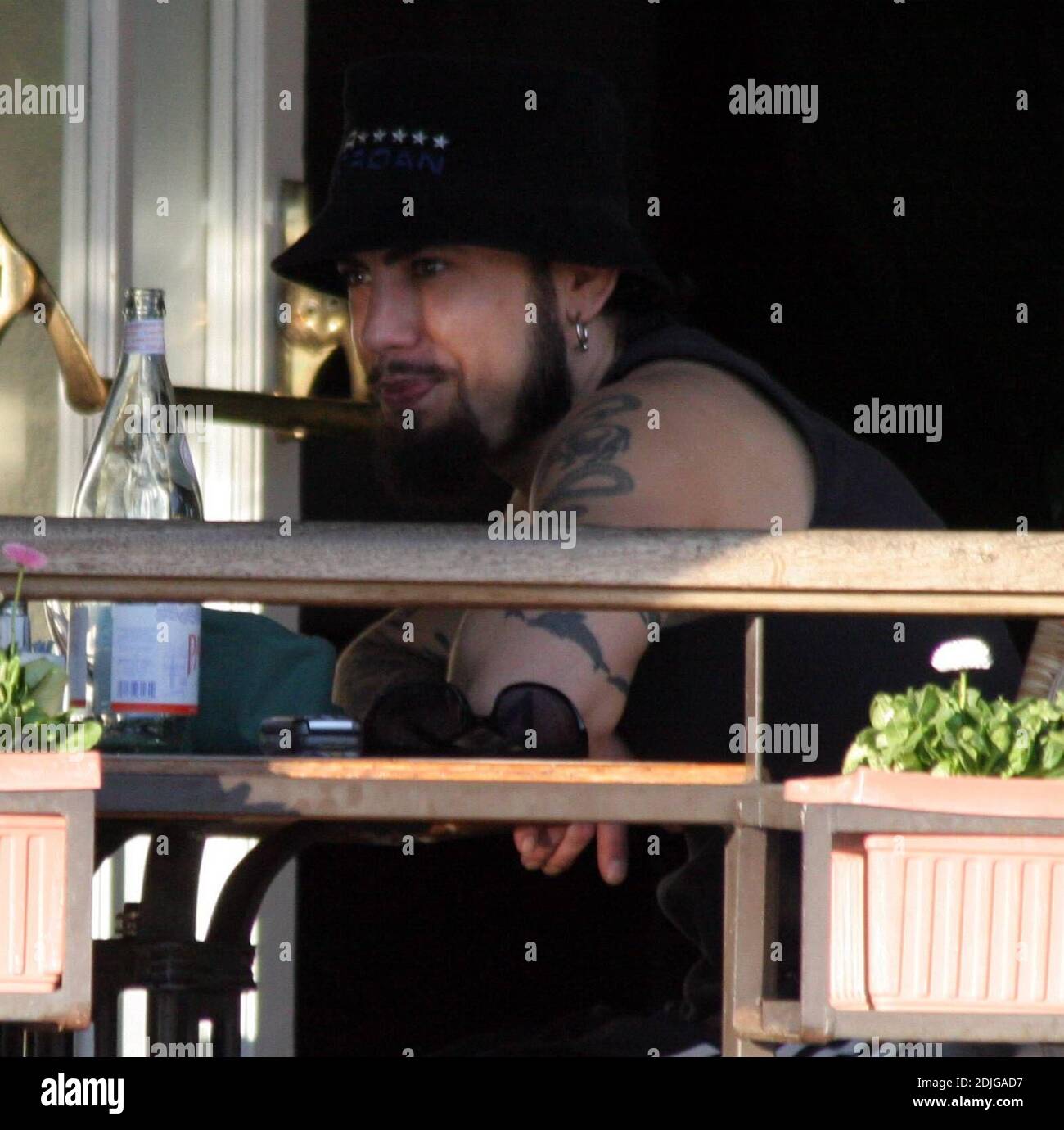 Exclusif !! Dave Navarro, hubby de Carmen Electra, a un déjeuner à West Hollywood, CA. Avec un ami et apporte son sac Channel designer et des lunettes de soleil qui donneraient à Nicole Richie une course pour son argent. 1/5/06 [[rac]] Banque D'Images