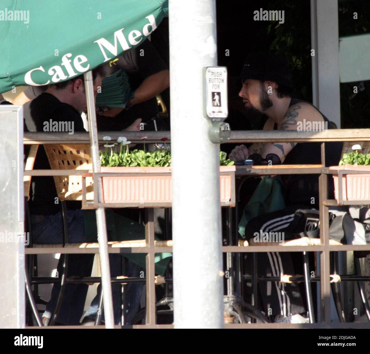 Exclusif !! Dave Navarro, hubby de Carmen Electra, a un déjeuner à West Hollywood, CA. Avec un ami et apporte son sac Channel designer et des lunettes de soleil qui donneraient à Nicole Richie une course pour son argent. 1/5/06 [[rac]] Banque D'Images