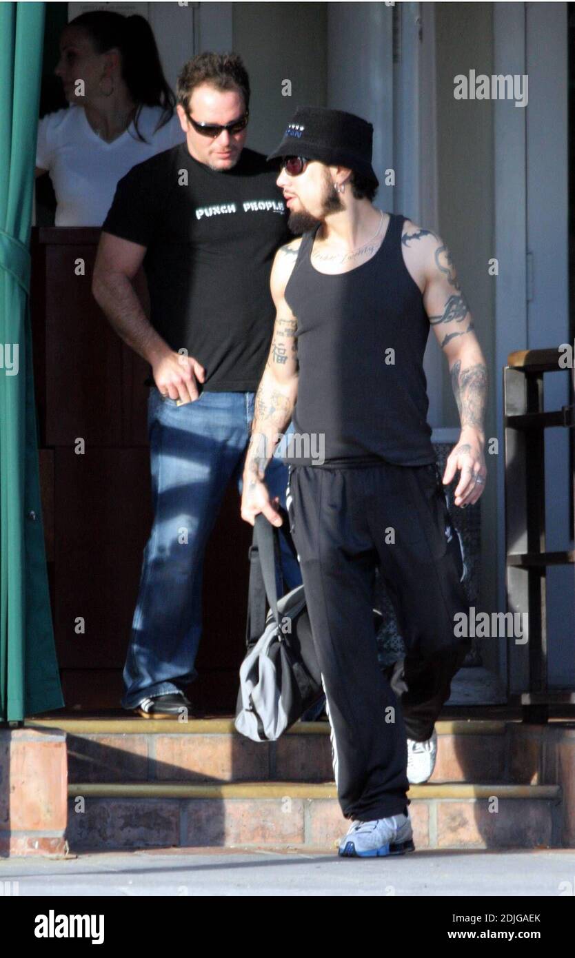 Exclusif !! Dave Navarro, hubby de Carmen Electra, a un déjeuner à West Hollywood, CA. Avec un ami et apporte son sac Channel designer et des lunettes de soleil qui donneraient à Nicole Richie une course pour son argent. 1/5/06 [[rac]] Banque D'Images
