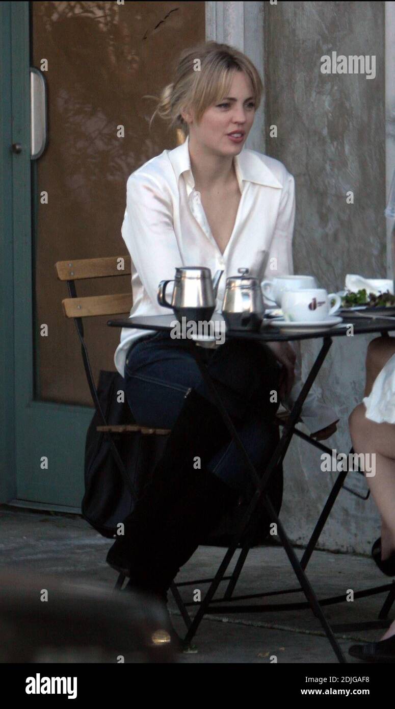 Exclusif !! L'actrice australienne Melissa George qui a tourné à la gloire dans le récent remake d'Amityville Horror a déjeuner à Joans on Third à Los Angeles, CA. 1/5/06 Banque D'Images