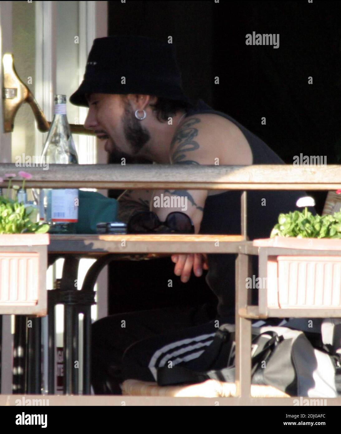 Exclusif !! Dave Navarro, hubby de Carmen Electra, a un déjeuner à West Hollywood, CA. Avec un ami et apporte son sac Channel designer et des lunettes de soleil qui donneraient à Nicole Richie une course pour son argent. 1/5/06 [[rac]] Banque D'Images
