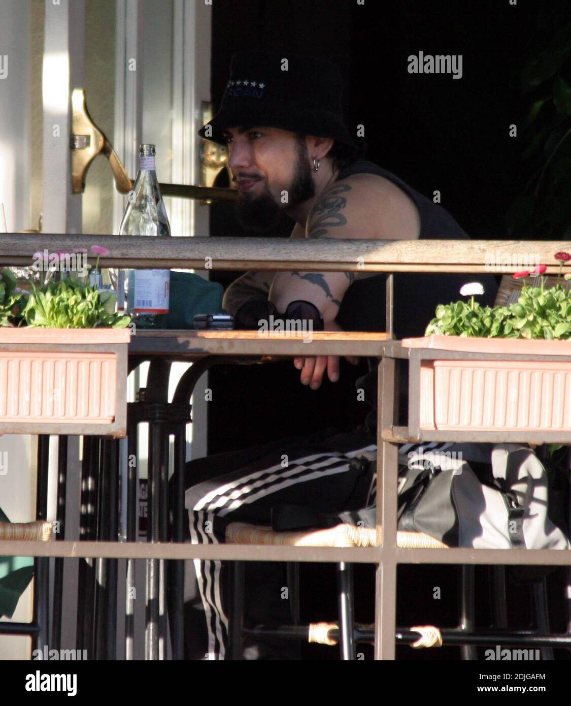 Exclusif !! Dave Navarro, hubby de Carmen Electra, a un déjeuner à West Hollywood, CA. Avec un ami et apporte son sac Channel designer et des lunettes de soleil qui donneraient à Nicole Richie une course pour son argent. 1/5/06 [[rac]] Banque D'Images
