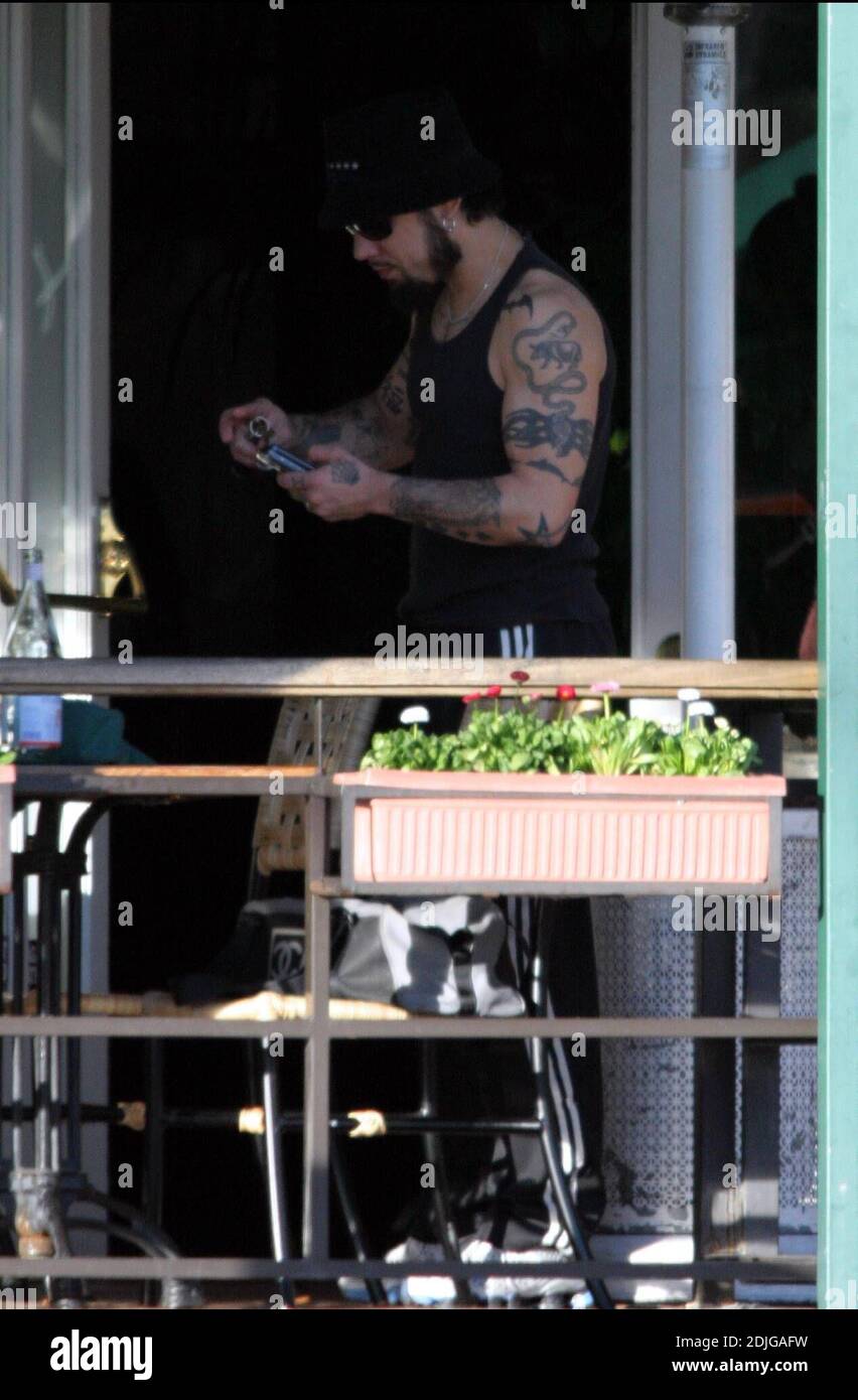 Exclusif !! Dave Navarro, hubby de Carmen Electra, a un déjeuner à West Hollywood, CA. Avec un ami et apporte son sac Channel designer et des lunettes de soleil qui donneraient à Nicole Richie une course pour son argent. 1/5/06 [[rac]] Banque D'Images