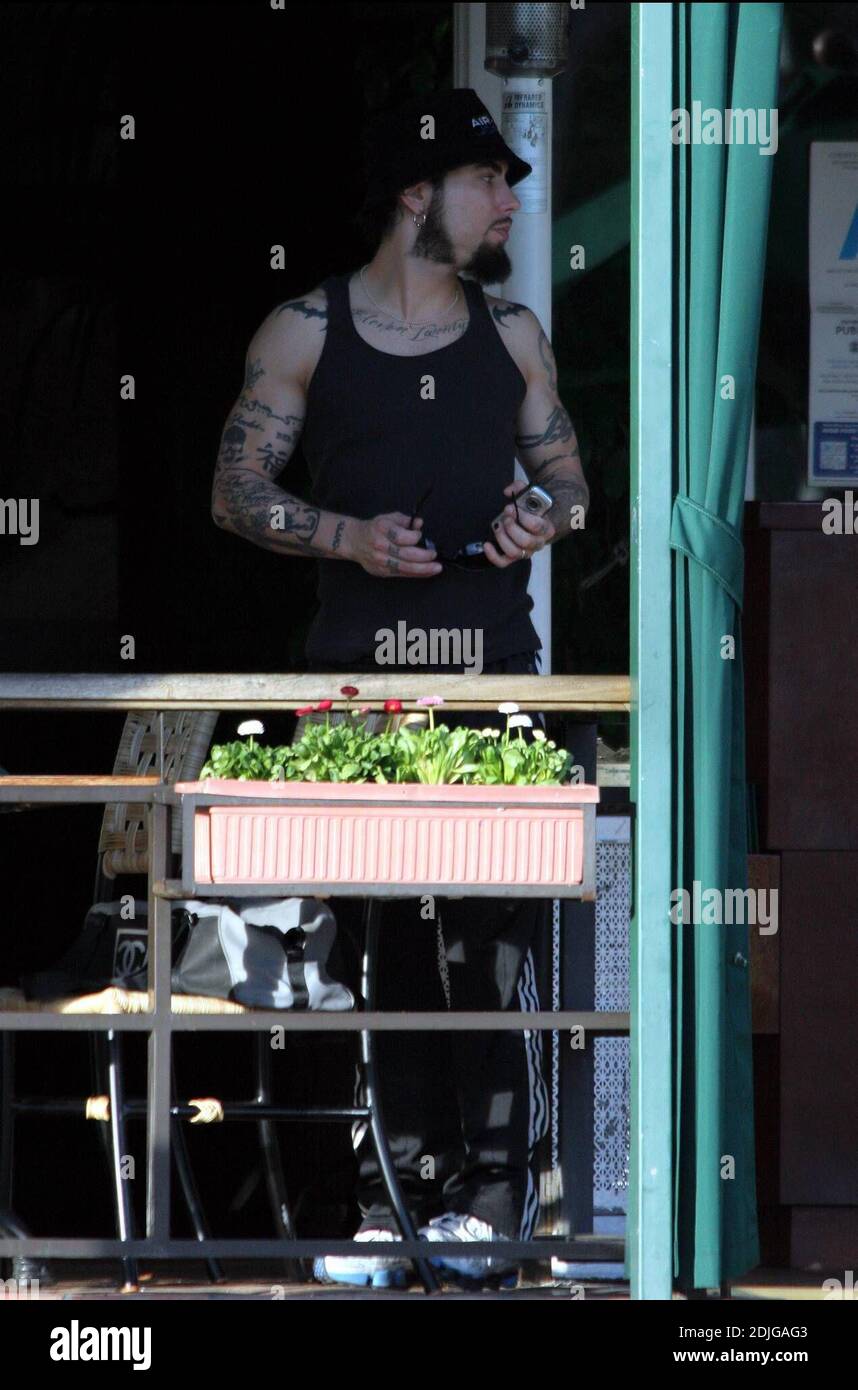 Exclusif !! Dave Navarro, hubby de Carmen Electra, a un déjeuner à West Hollywood, CA. Avec un ami et apporte son sac Channel designer et des lunettes de soleil qui donneraient à Nicole Richie une course pour son argent. 1/5/06 [[rac]] Banque D'Images
