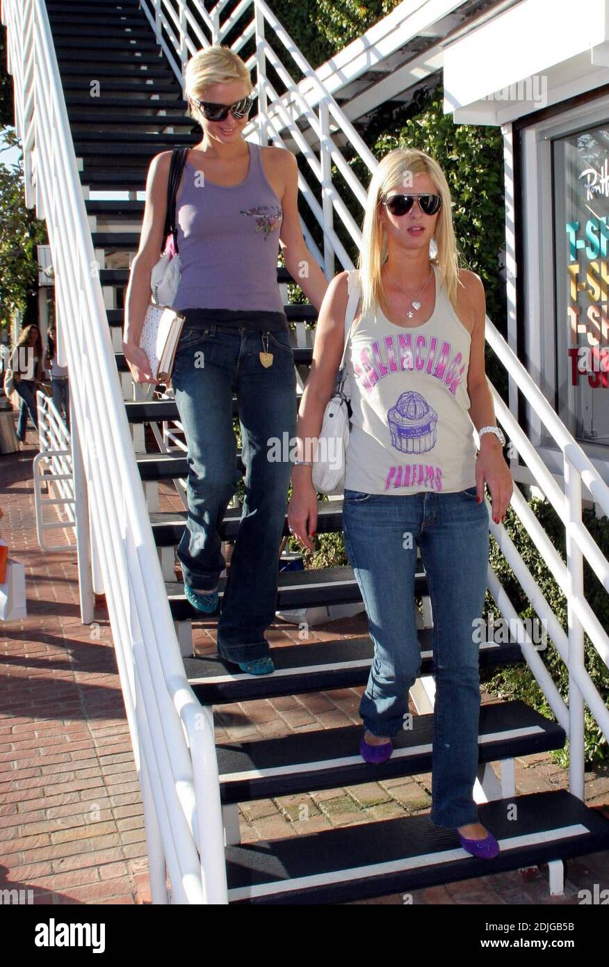 Paris Hilton et la boutique sœur Nicky à Fred Segal pendant plus de deux heures. Paris a fait tellement d'achats qu'elle avait besoin d'aide avec les sacs de sa voiture. Los Angeles, Californie 1/6/06 Banque D'Images