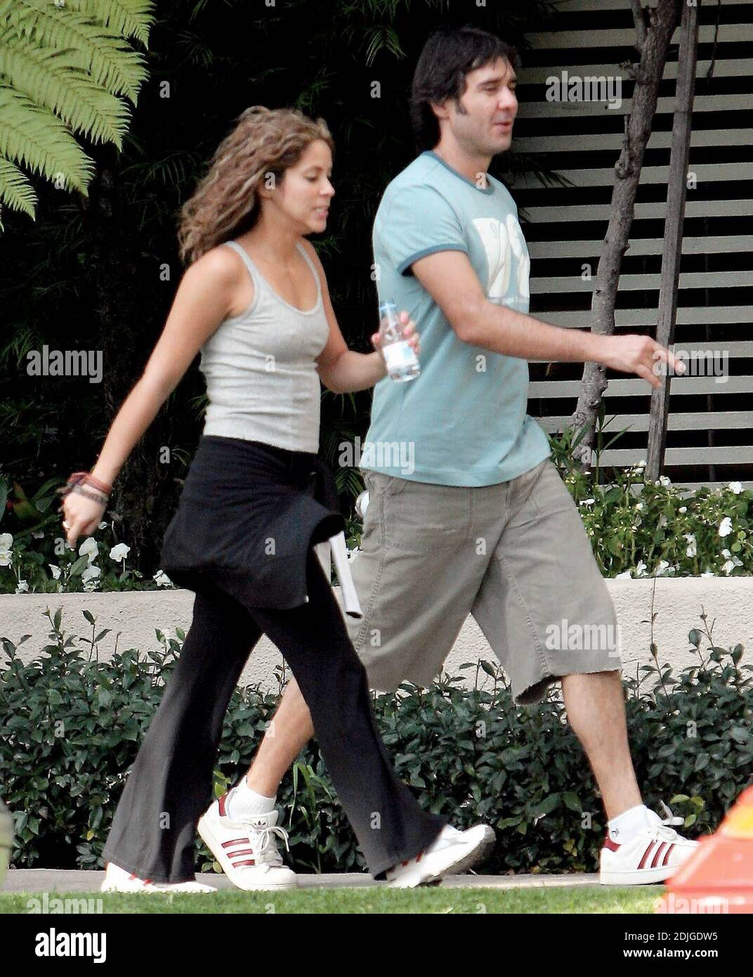 Exclusif !! Shakira va pour une promenade de puissance pré Grammy à Beverly Hills, ca. Pour aider à maintenir sa célèbre figure. 02/08/06 Banque D'Images