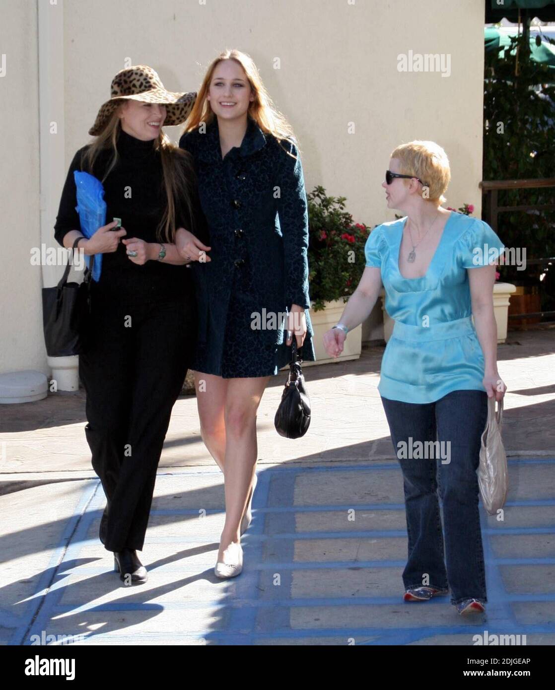 Leelee Sobieski lunch avec sa mère à l'apparence semblable Elizabeth au Cafe Med à West Hollywood, CA. Leelee, qui parle couramment le français, a dit "Bonjour" aux photographes en attente alors qu'elle se dirigeait vers sa voiture avec sa mère, écrivain.02/09/06 [[rac]] Banque D'Images