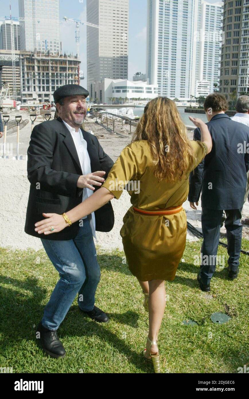 Jade Jagger a vraiment « dit ça » alors qu'elle s'occupe de la « rupture au sol » d'un nouveau condominium de luxe, IconBrickell, Miami. L'ancien enfant sauvage pose avec le célèbre architecte français Philippe Starck (casquette noire) et John Hitchcox Président de Yoo Holdings (costume gris), Maire de Miami Manny Diaz (cravate rouge) parmi d'autres dignitaires locaux. FL, 3/7/06 Banque D'Images