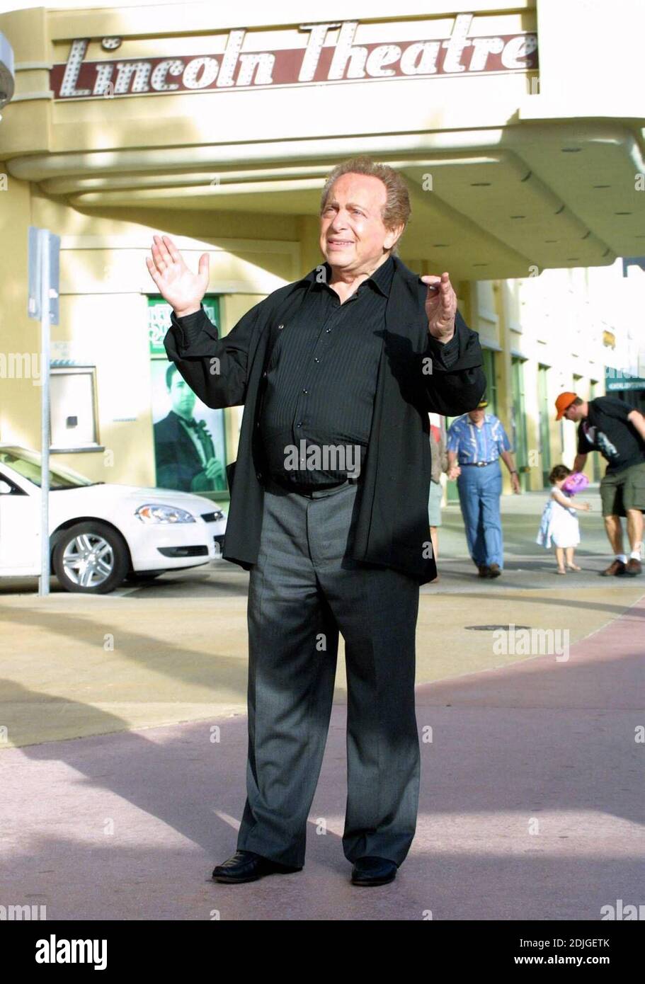 Exclusif !! Le comédien Jackie Mason pose à l'extérieur des plages de Miami, célèbre Lincoln Theatre, 1/24/06 Banque D'Images