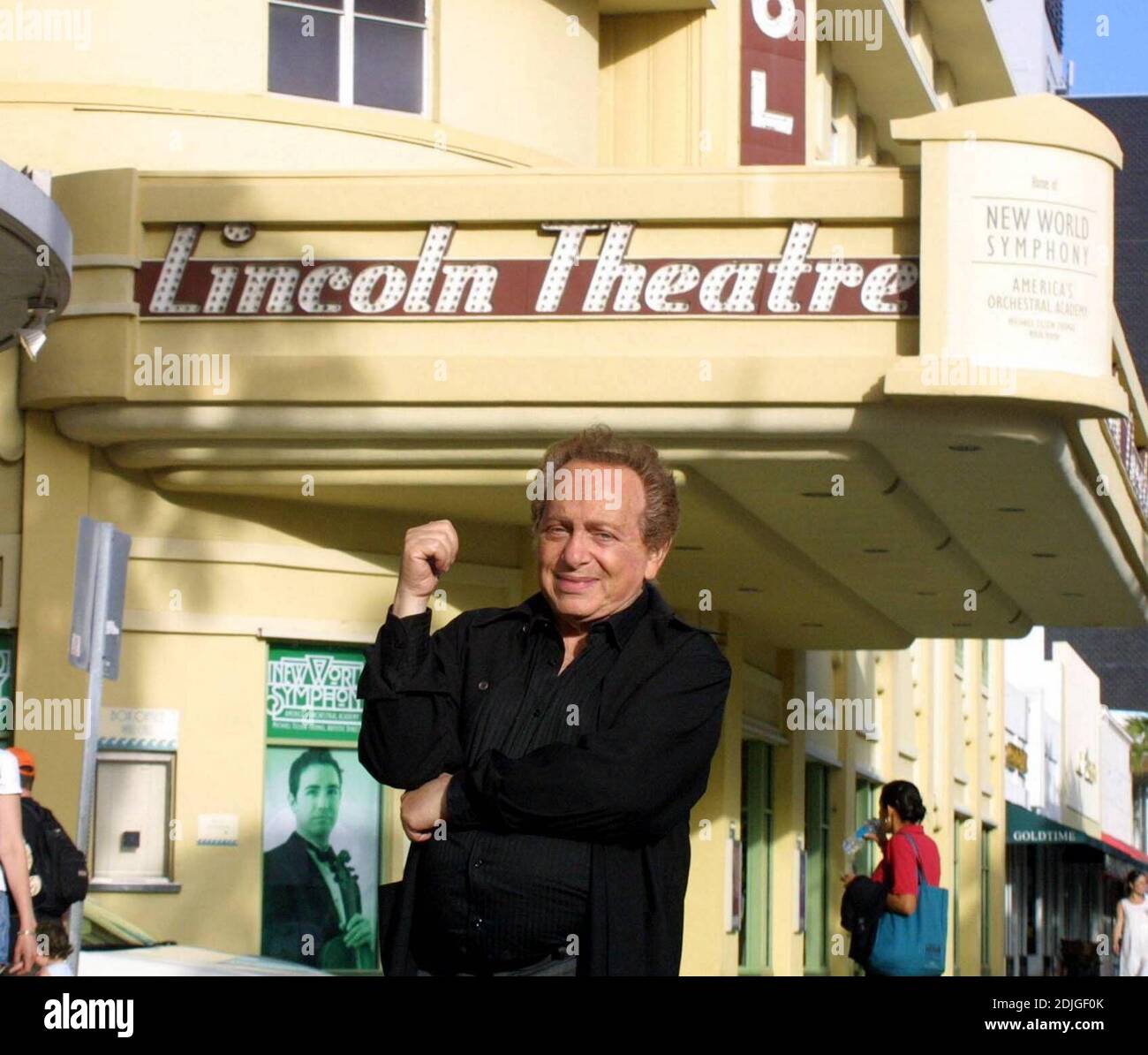 Exclusif !! Le comédien Jackie Mason pose à l'extérieur des plages de Miami, célèbre Lincoln Theatre, 1/24/06 Banque D'Images