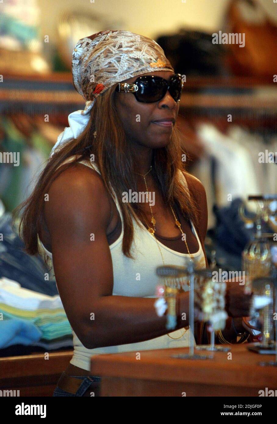 Serena Williams passe trois heures à faire du shopping à Lisa Kline et Kitson à Los Angeles, Californie. Serena a porté une paire de jeans de cavalier bas qui plus que montré ses courbes. Le joueur de tennis s'est également arrêté pour acheter du chocolat aux enfants de la rue. 1/26/06 Banque D'Images