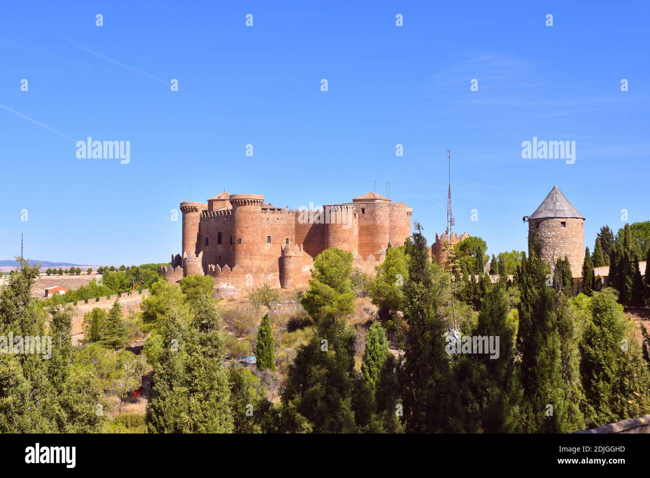 Château de Belmonte et moulin à vent entouré d'arbres. Banque D'Images