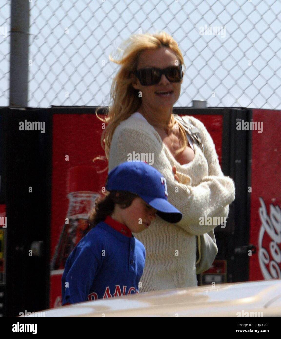 Exclusif !! Pamela Anderson semble avoir un dos douloureux. L'ancienne beauté de Baywatch connue pour ses nombreux atouts, s'étirait alors qu'elle attendait de ses fils pour finir de jouer du sport à Malibu, CA. 03/18/06 Banque D'Images