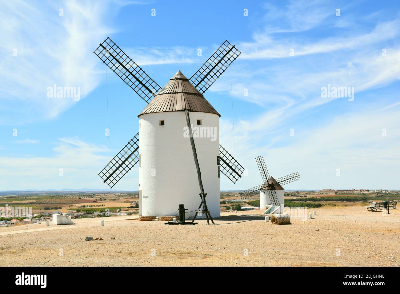 Deux moulins à vent sur le terrain de la Mancha. Jour ensoleillé et ciel bleu avec nuages. Mota del Cuervo. Banque D'Images