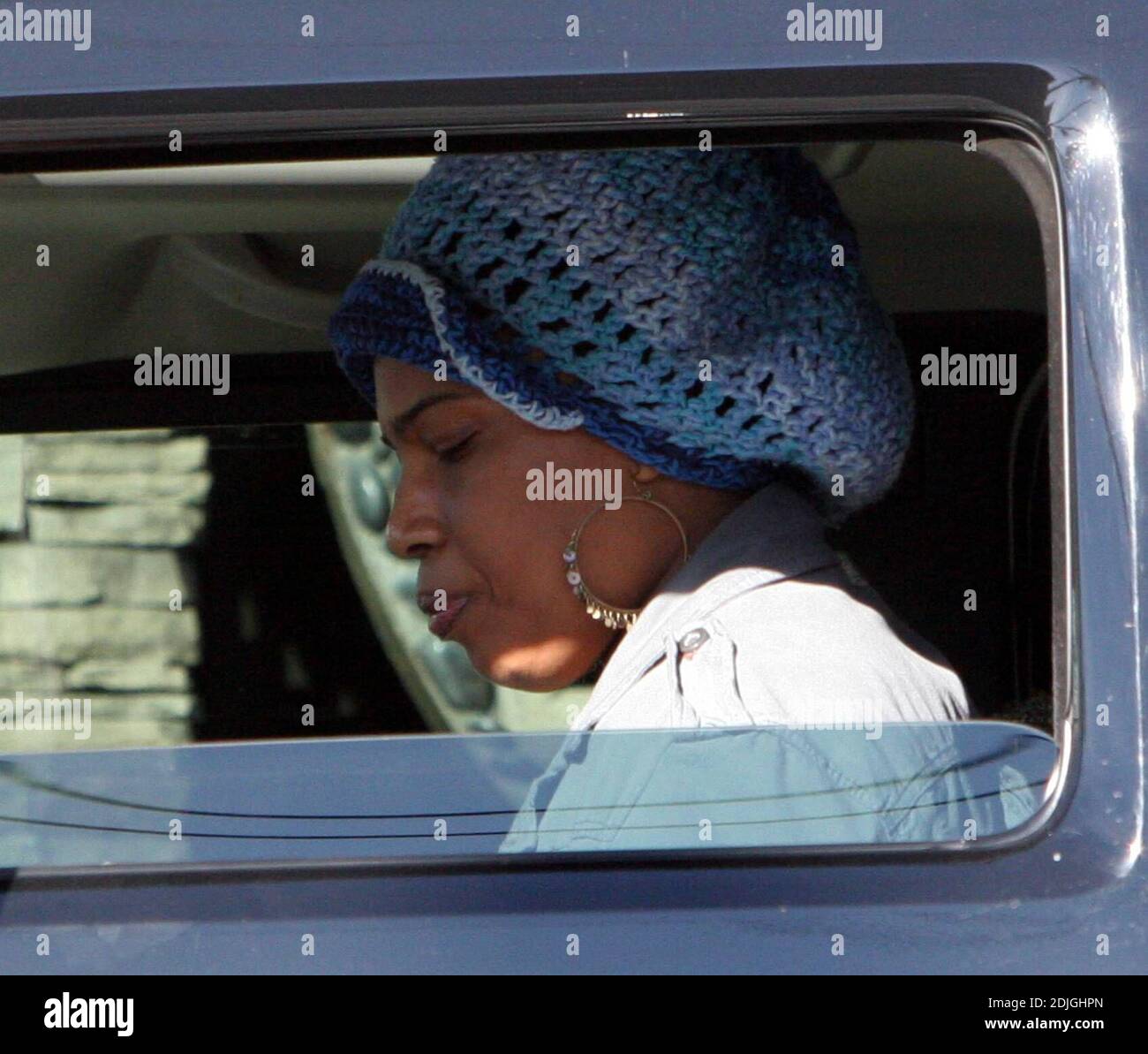 Exclusif !! Macy Gray laisse un restaurant de sushis à Los Angeles, Californie, avec un chapeau d'hiver wooley. 1/27/06 Banque D'Images
