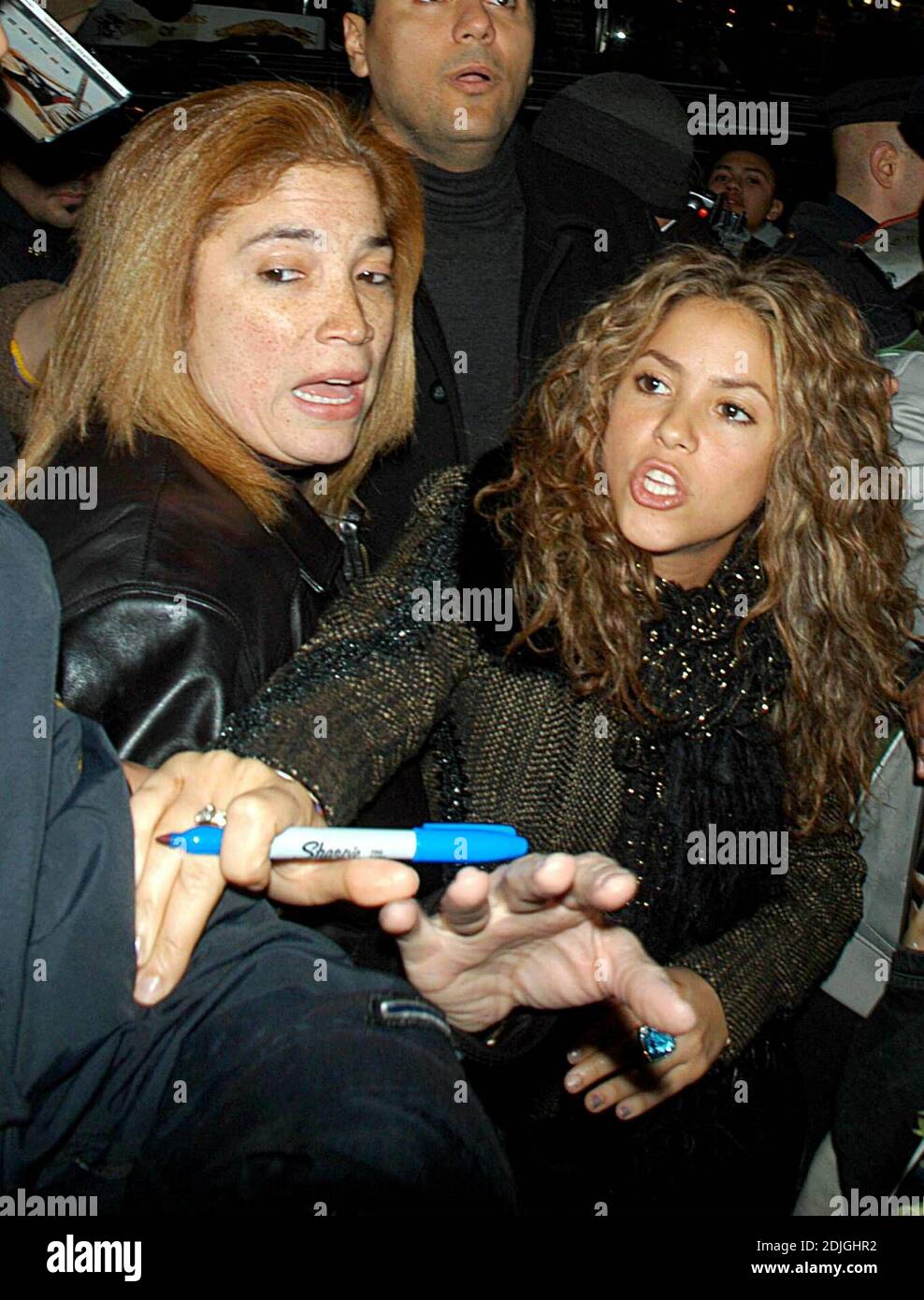 Shakira et Wyclef quittent TRL. Feisty Shakira s'est impliqué dans un match de jostling - New York, NY. 3/21/06 Banque D'Images