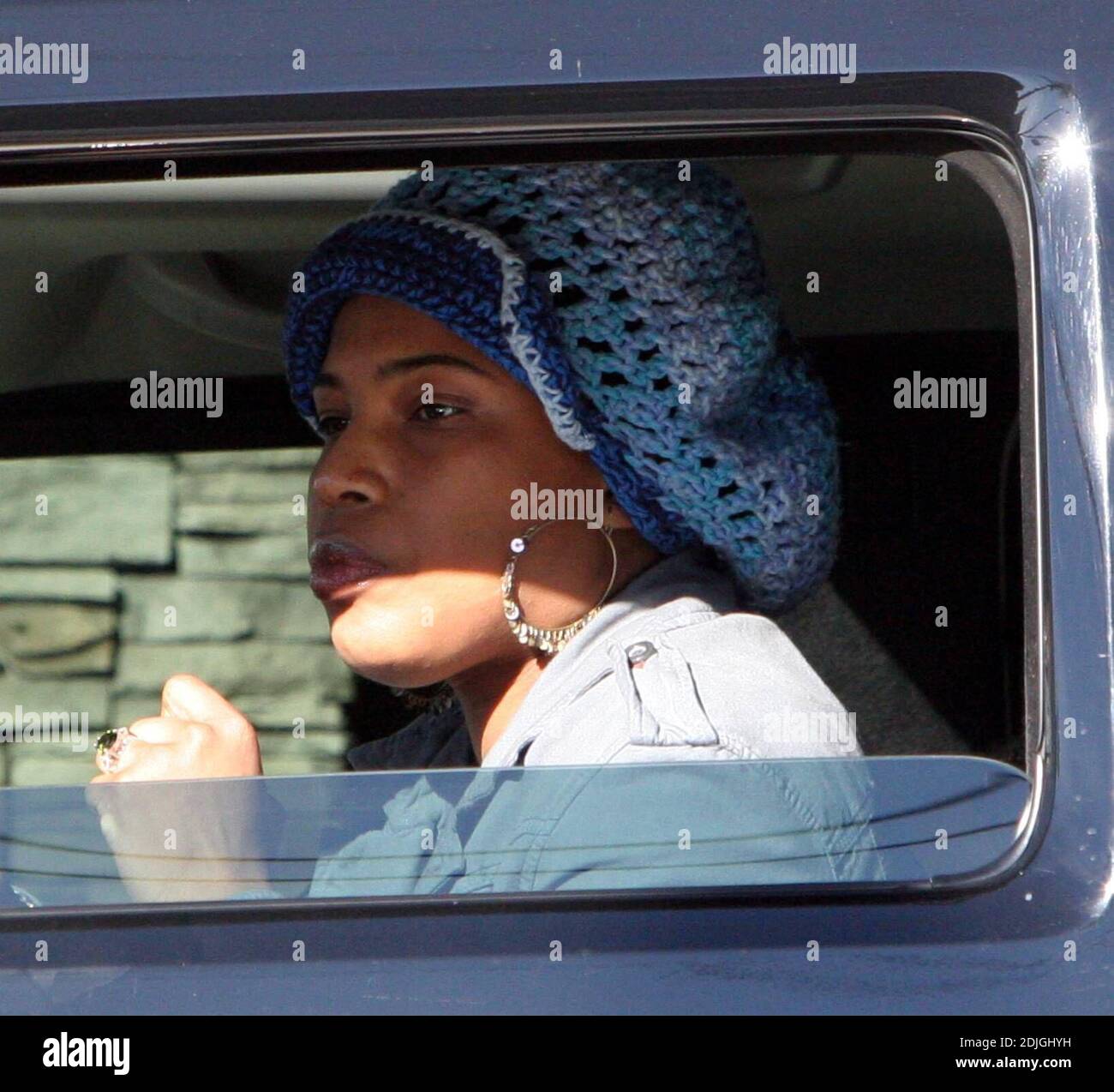 Exclusif !! Macy Gray laisse un restaurant de sushis à Los Angeles, Californie, avec un chapeau d'hiver wooley. 1/27/06 Banque D'Images