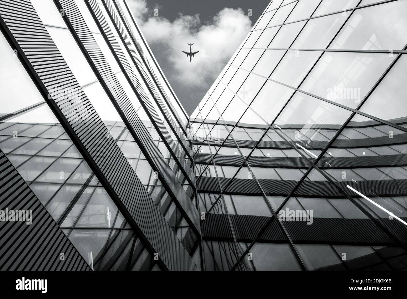 Flying airplane sur l'architecture moderne construction haut contraste noir et blanc photo Banque D'Images