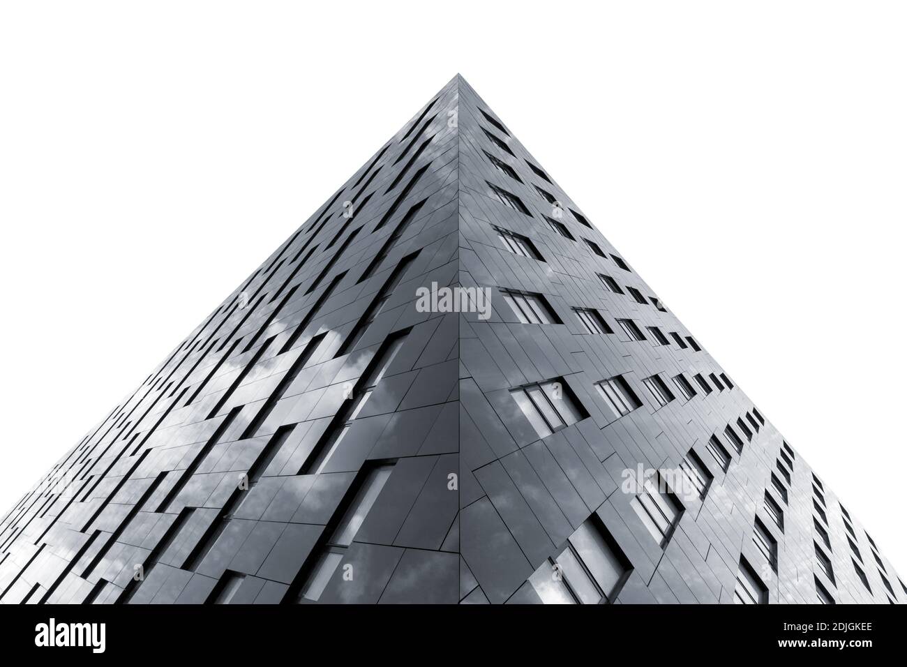 Vue du bas de l'immeuble de bureaux moderne isolé sur fond blanc Banque D'Images