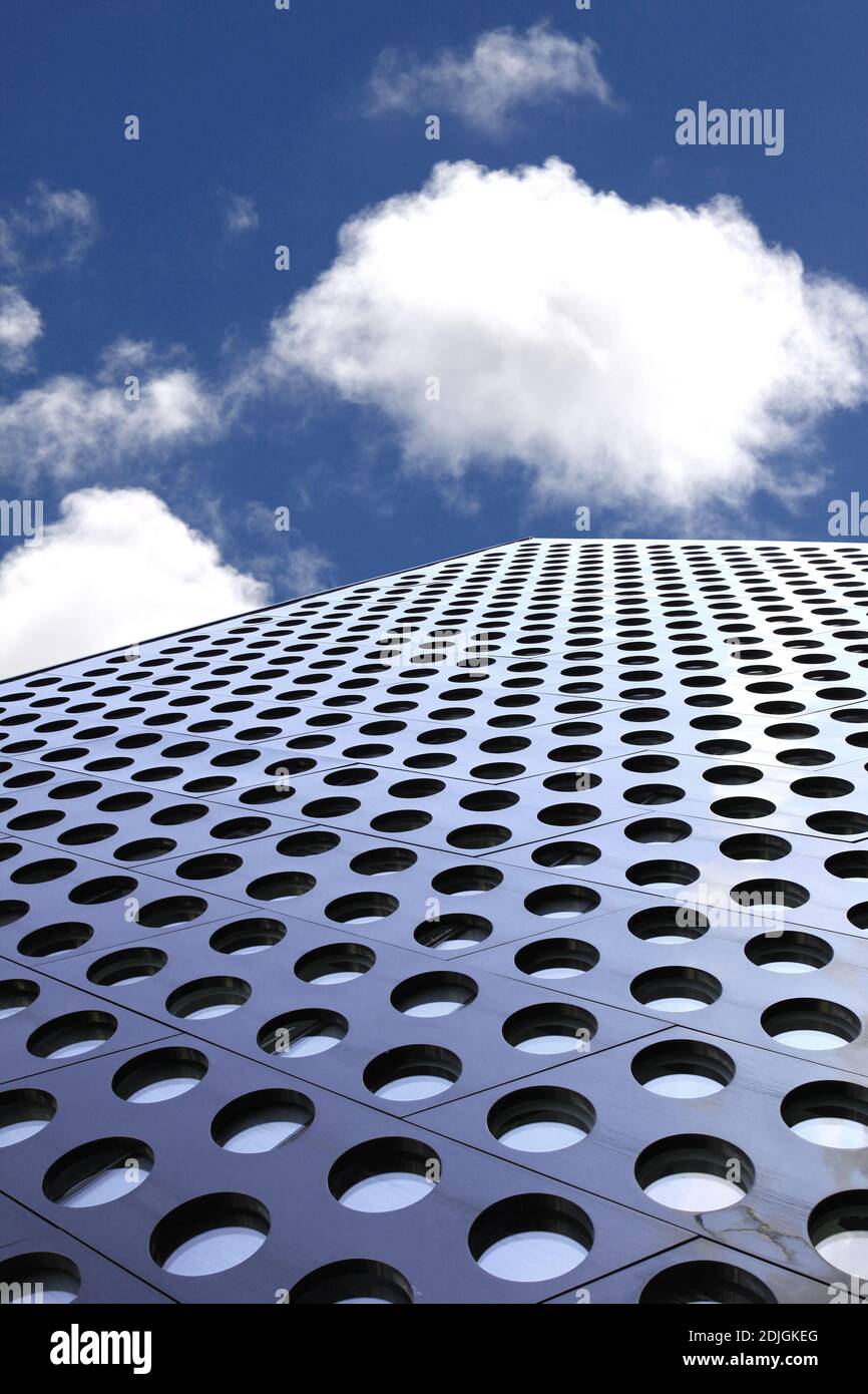 Bâtiment moderne extérieur contre ciel nuageux Banque D'Images