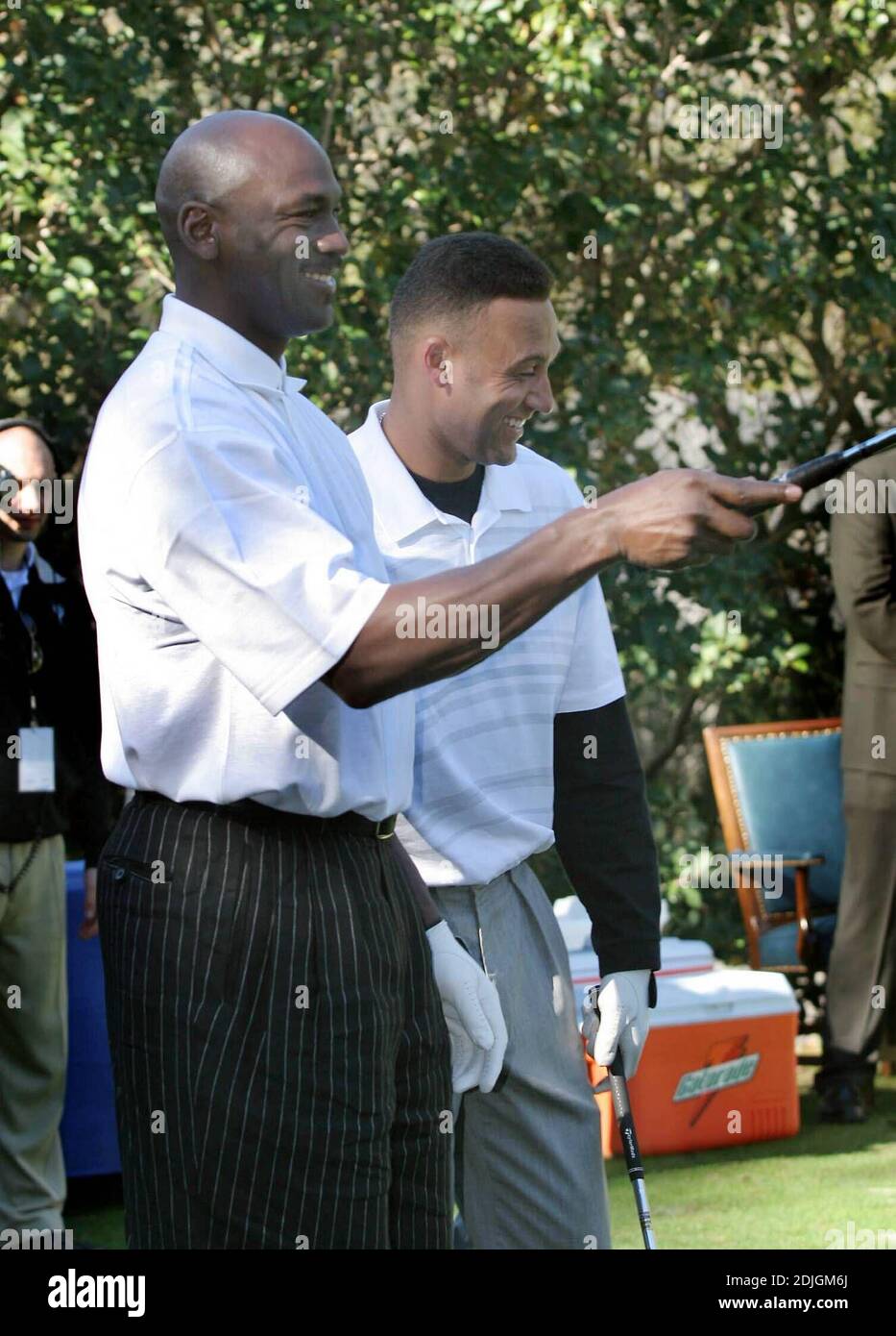 Derek Jeter et Michael Jordan plaisantent au 5ème trou pendant le tournoi de golf Celebrity de Jeter's Turn 2 Foundation à Tampa, lundi. 1/16/06 Banque D'Images