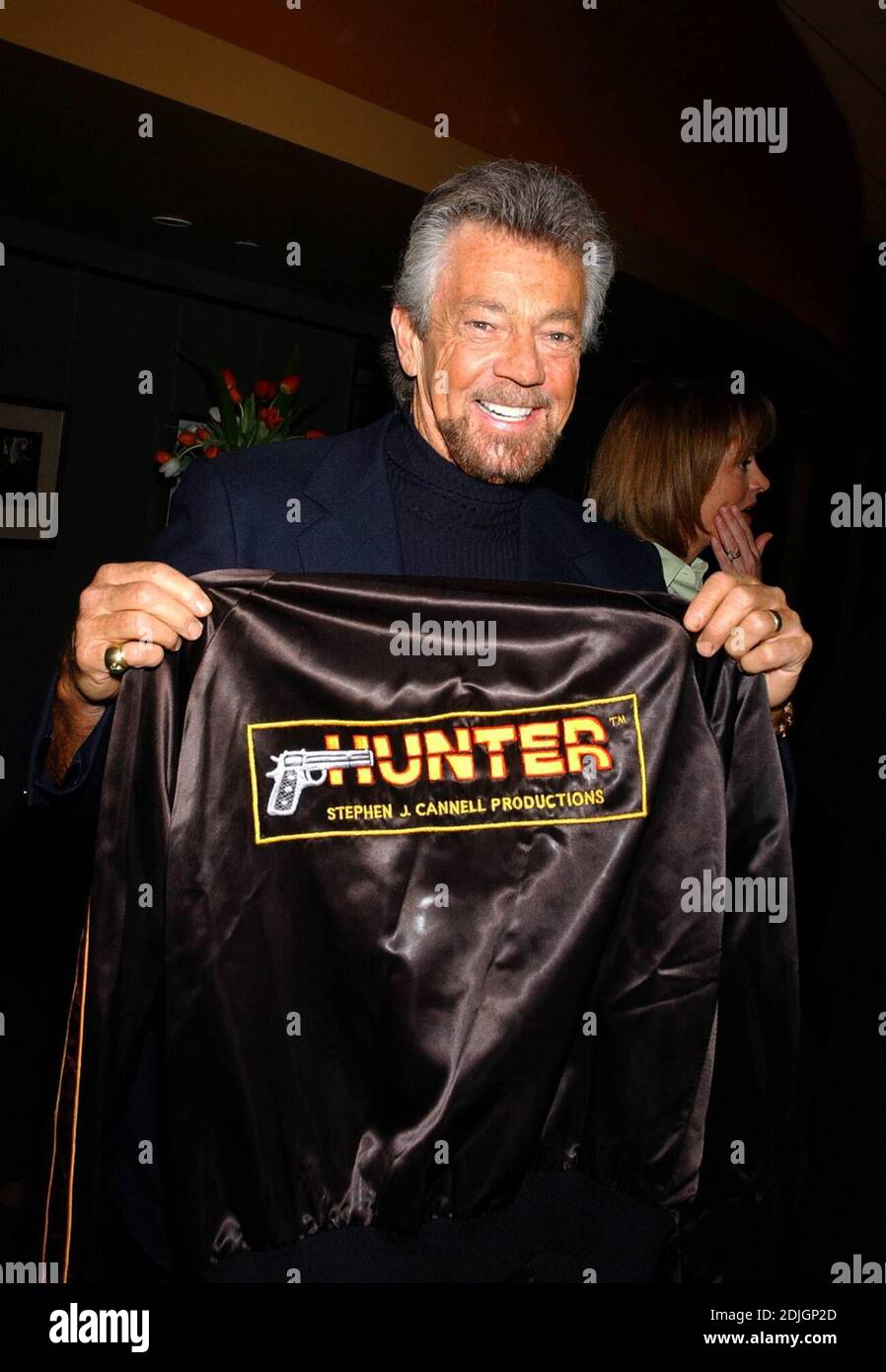 Le producteur/écrivain Stephen J. Cannell tient une veste d'équipage de l'émission télévisée Hunter lors d'une soirée avec Stephen J. Cannell présentée par la Writers Guild Foundation à Beverly Hills, en Californie 3/30/06 Banque D'Images